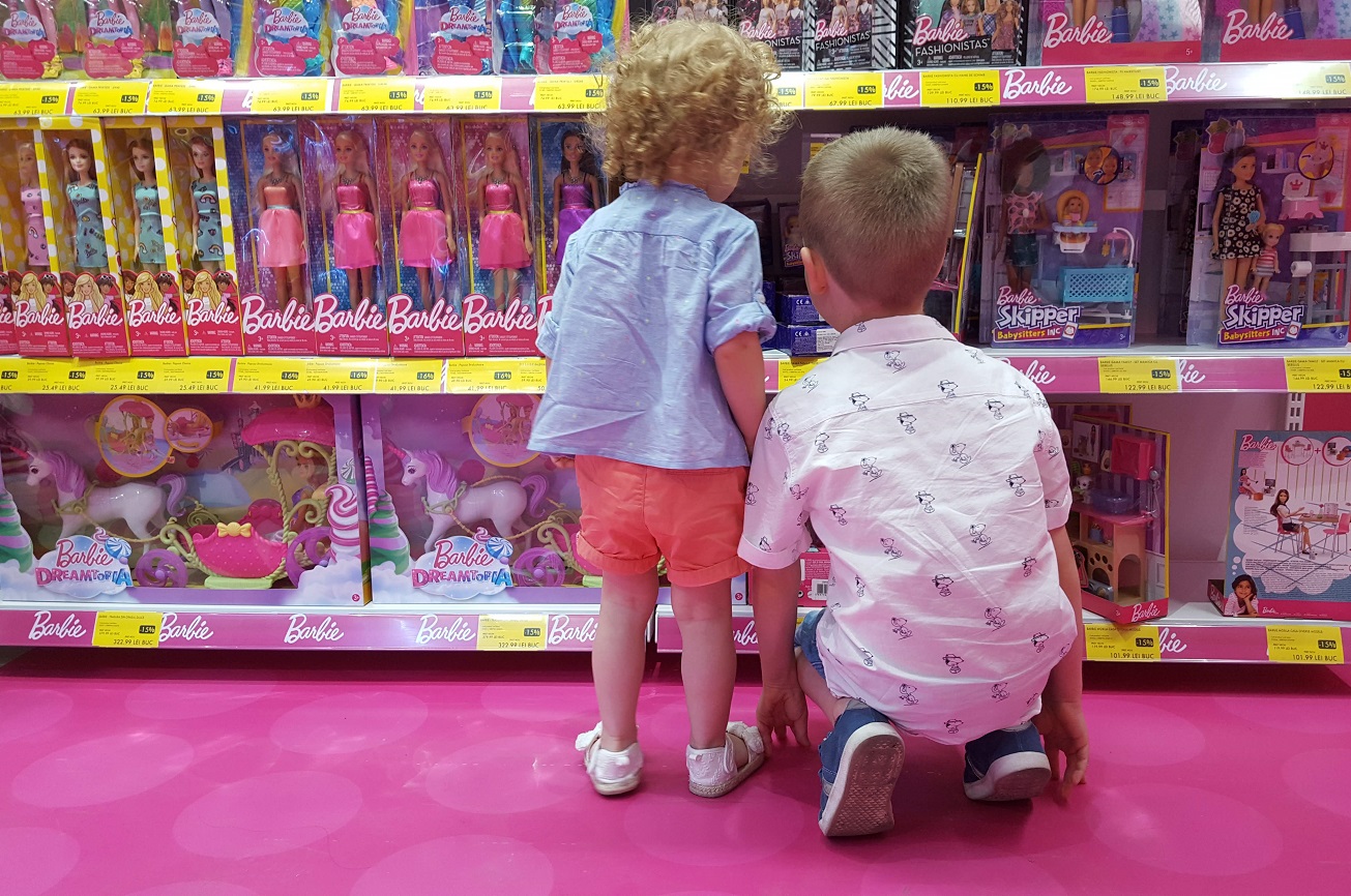 Deplete embargo Doctor of Philosophy Doi băieți și două fete intră într-un magazin de jucării (Concurs) -  Cristina Oțel